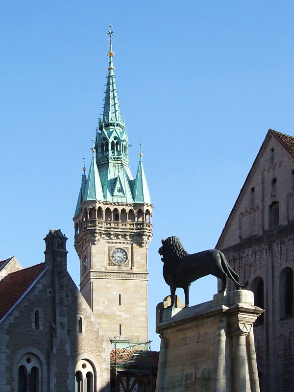 Turm des Neustadtrathauses und Burglwe